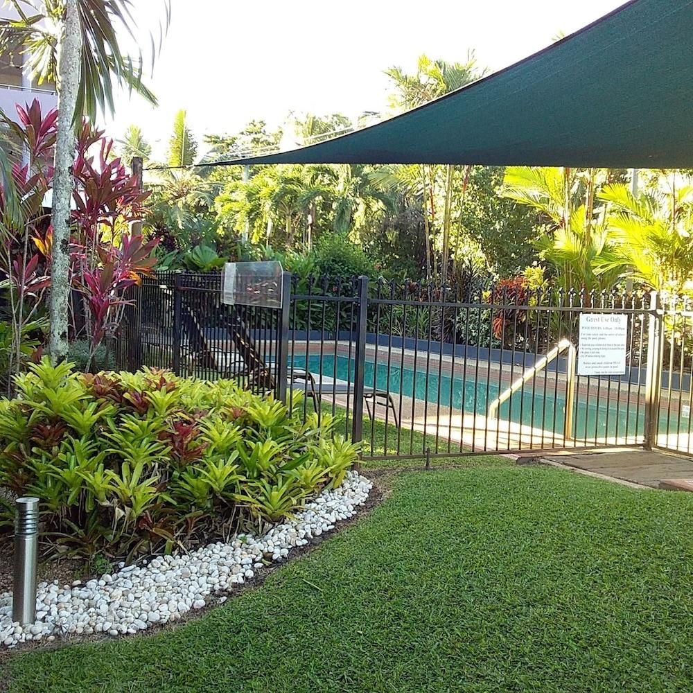 The York Beachfront Holiday Apartments Yorkeys Knob Bagian luar foto