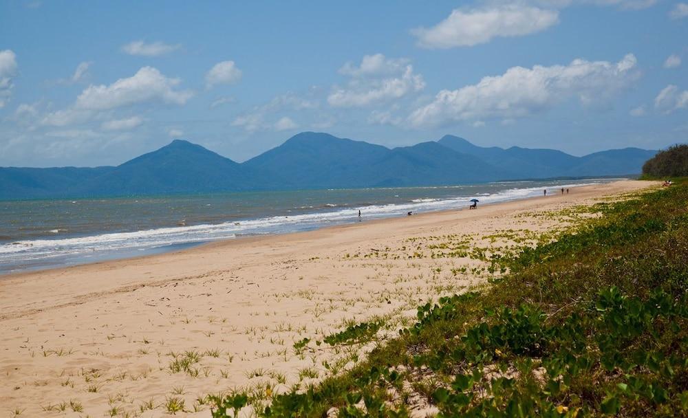 The York Beachfront Holiday Apartments Yorkeys Knob Bagian luar foto
