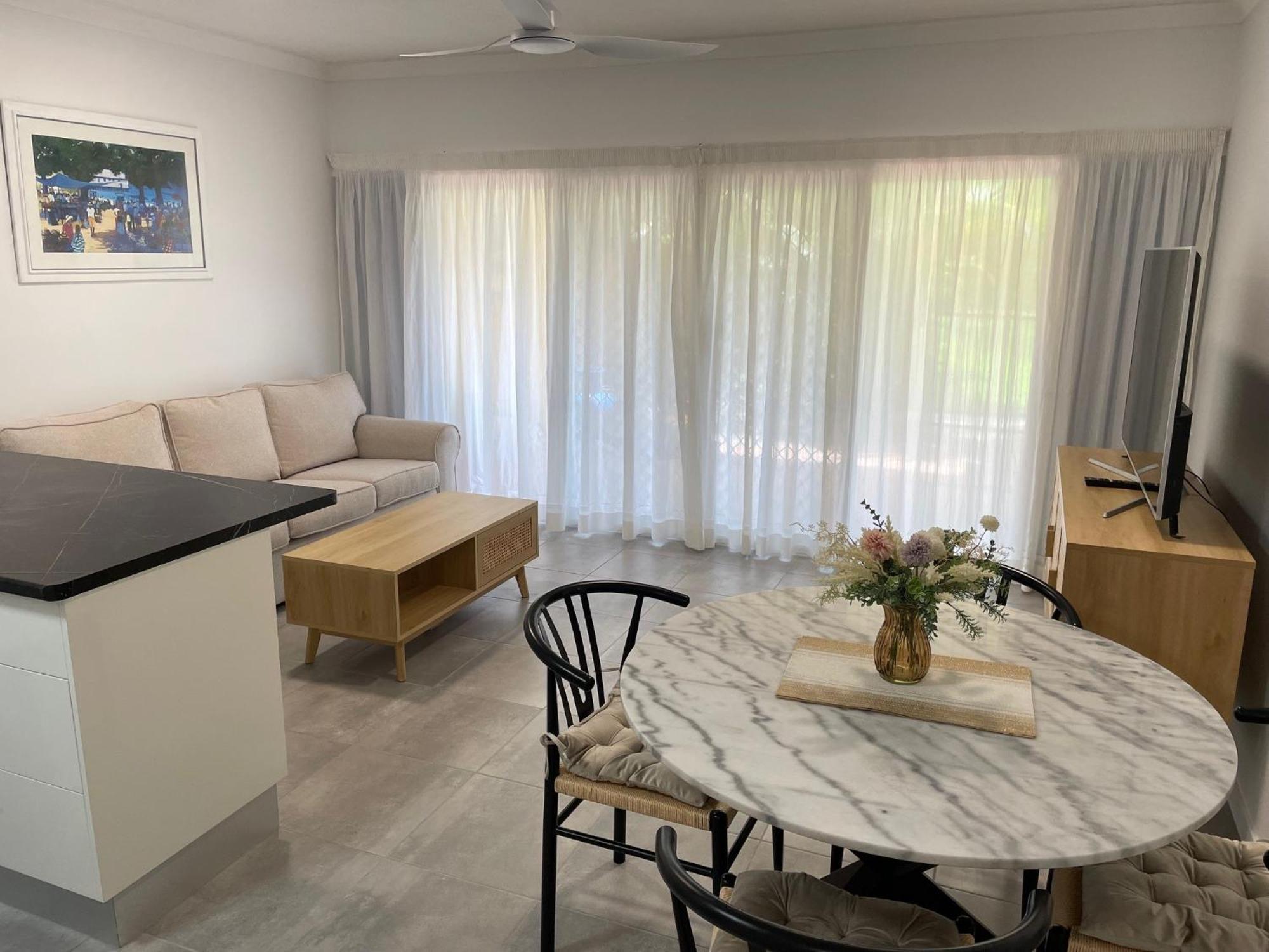 The York Beachfront Holiday Apartments Yorkeys Knob Bagian luar foto