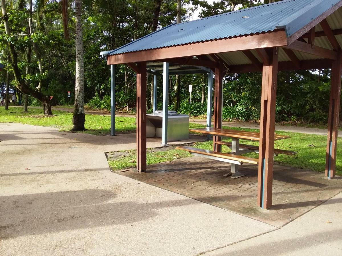 The York Beachfront Holiday Apartments Yorkeys Knob Bagian luar foto